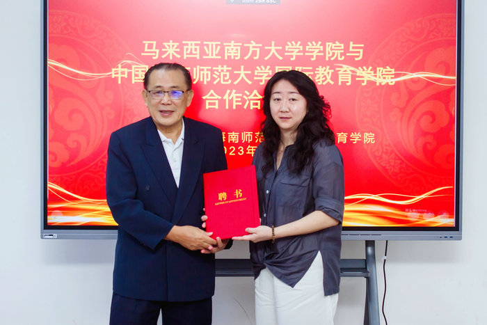 耿娟经理为陈昌新先生颁发聘书.jpg