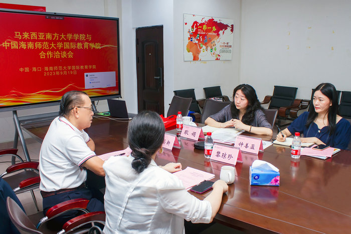 公司代表与南方大学代表进行线下洽谈.jpg