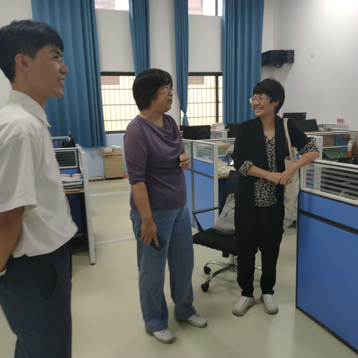 图1：段玉花老师向彭江虹副经理介绍实习情况.jpg