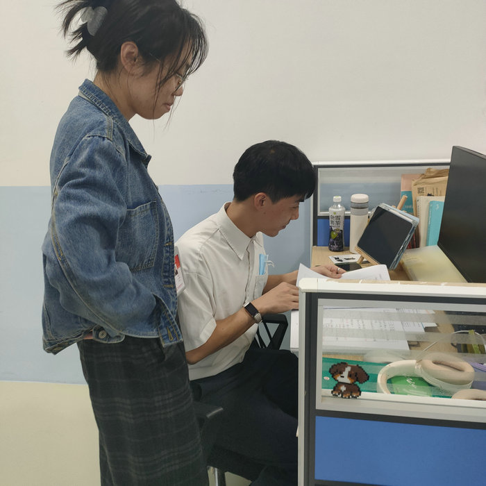 图2：曹方向老师检查实习手册填写情况.jpg