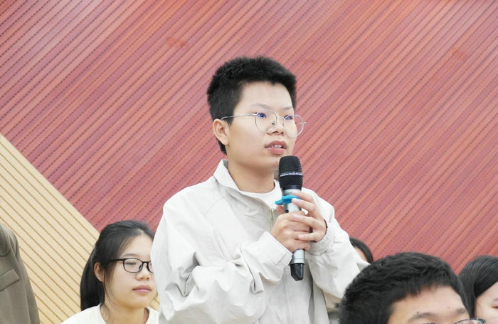公司本科生向宋教授提问.jpg