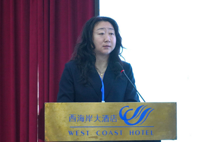 耿娟经理主持开幕式.jpg