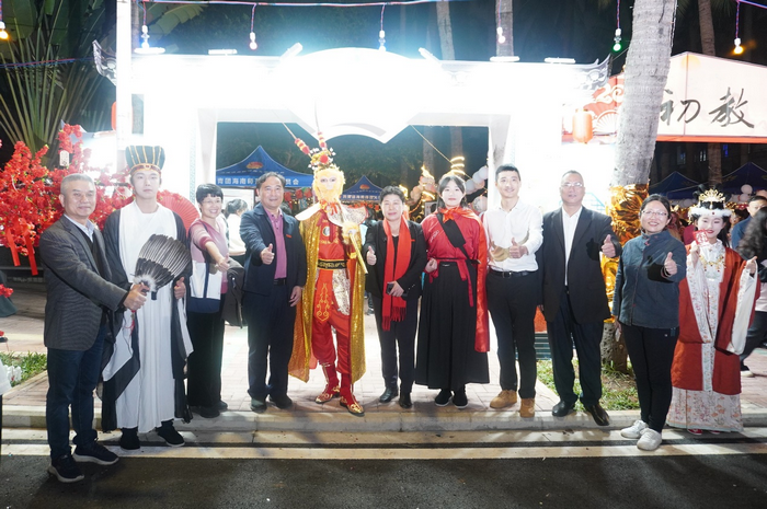 校、院领导老师与公司角色扮演者进行合影.png