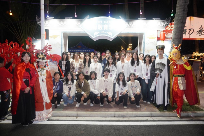 公司元旦游园活动后勤人员合影.png