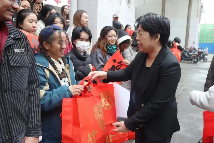 公司党委书记许玫向员工送上新年礼品.png