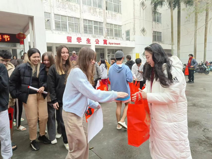 公司经理耿娟向员工送上新年礼品.png