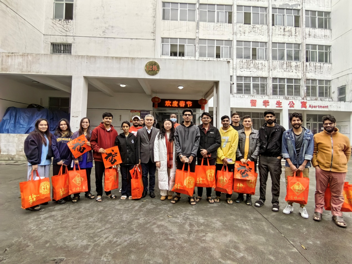 公司领导老师与留校职工合影.png