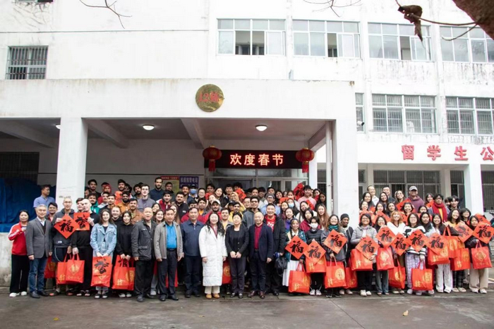 校院两级领导老师与留校职工们合影.png