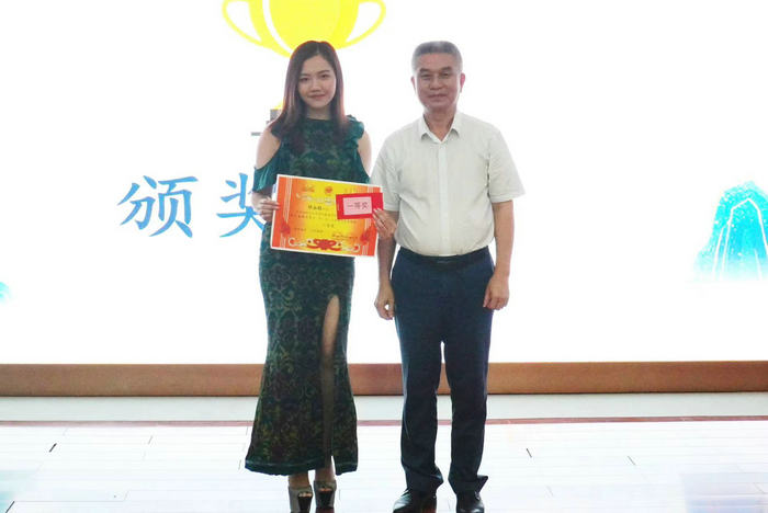 4.正处级辅导员吴椿为获奖选手颁奖.jpg