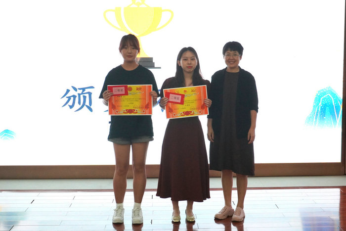 5.彭江虹副经理为获奖选手颁奖.JPG
