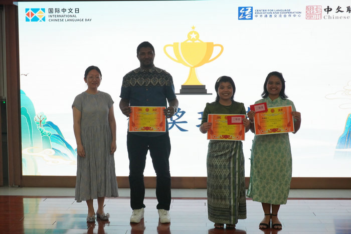 6.张恒副经理为获奖选手颁奖.JPG