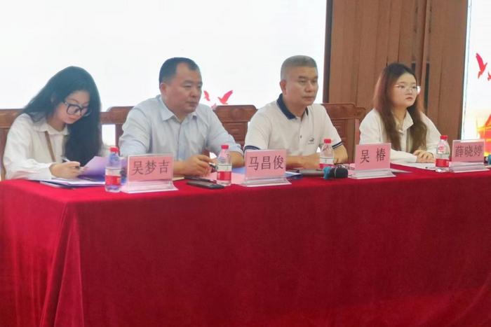 领导老师与学院员工会主席列席会议.png